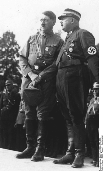 Adolf Hitler und Ernst Röhm (rechts) im August 1933