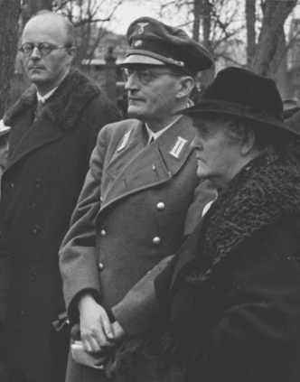 Hans Severus Ziegler (Mitte)  1937